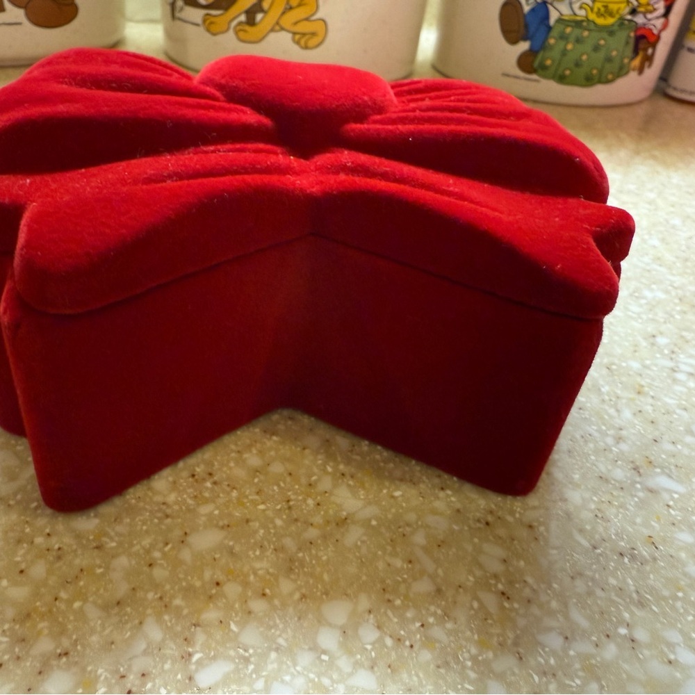 Elegant Red Velvet Bow-Shaped Hinged Small Jewelry Box with Heart NEW - Picture 3 of 11
